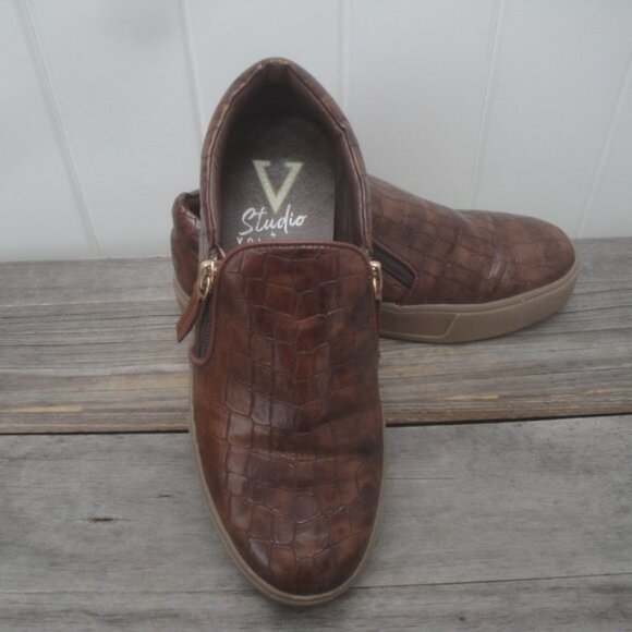 Very Volatile V Studi of LA Size 6 Brown Crocodile Design w gold zippers shoes - Picture 1 of 6